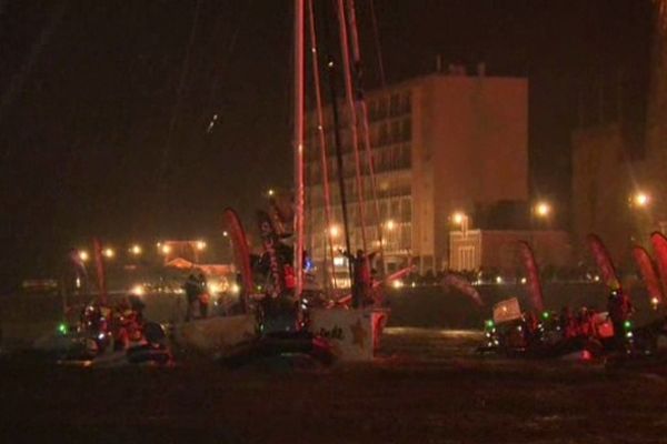 Dans la nuit, sous la pluie une belle armada dans le chenal des Sables d'Olonne Bertrand de Broc boucle son 3e Vendée Globe 