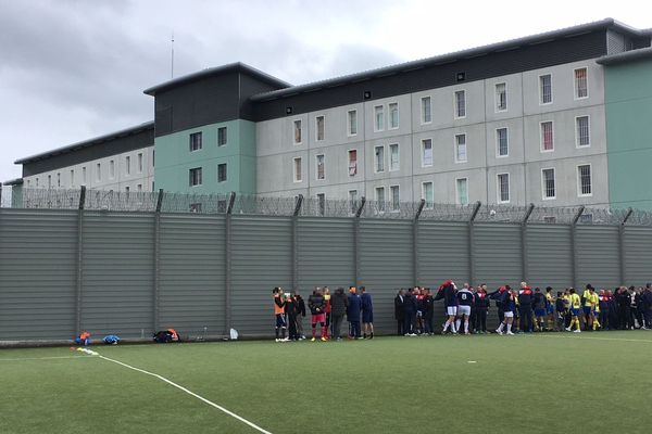 A l'occasion d'un stage de l'équipe de France de rugby pénitentiaire, la prison de Riom, dans le Puy-de-Dôme, organisait un tournoi dans son enceinte, mercredi 28 mars. L’événement baptisé " Drop de zonzon " se reproduit un peu partout en France. Mais ici, c'était une première.