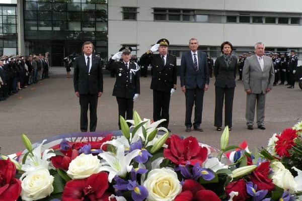 Hommage aux policiers morts pour la France: une cérémonie présidée par le préfet de Région Michel Jau s'est déroulée à l'hôtel de Police de Limoges, mercredi 7 mai 2014