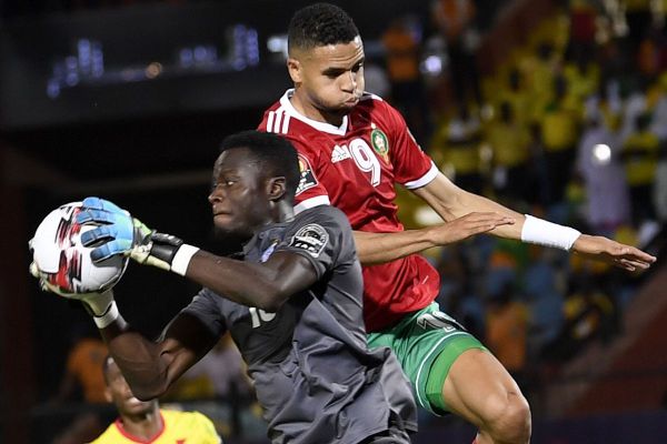 Saturnin Allagbé, gardien de but international béninois, intercepte un ballon face au Maroc lors de la Coupe d'Afrique des Nations le 5 juillet 2019.