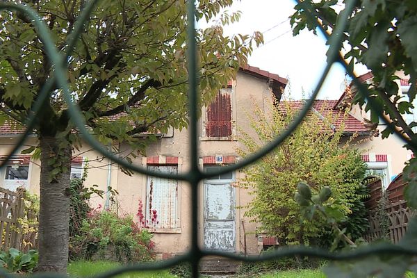 Les maisons se situent à près d'un kilomètre du centre-ville d'Auxerre