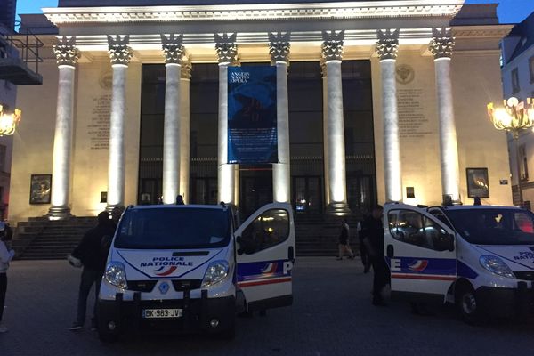 Les hommes du Raid mobilisés après une menace d'attentat au théâtre Graslin à Nantes, le 18 juin 2019