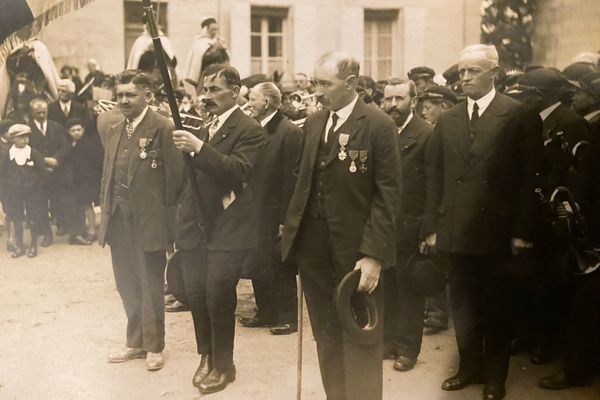 Auguste Carillon, porte-drapeau lors d'une commémoration du 11-Novembre organisée dans les années 1930.