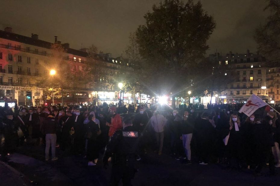 hundreds of migrants violently evacuated from Place de la République