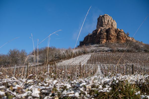 En janvier 2024 la roche de Solutré était touchée par un épisode de neige.