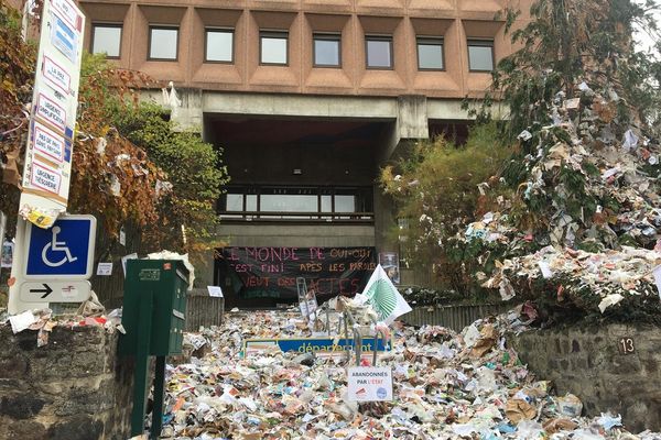 Les agriculteurs en colère de Haute-Loire ont déversé des déchets devant la DDT.