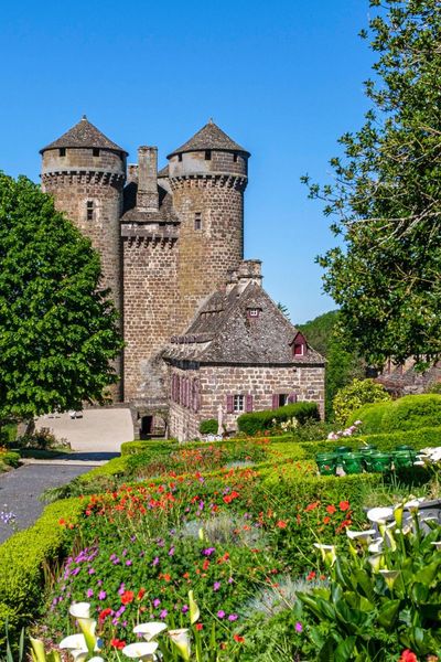 Le château d’Anjony, un joyau du 15ème siècle, se dresse fièrement au cœur du Parc Naturel Régional des Volcans d’Auvergne.