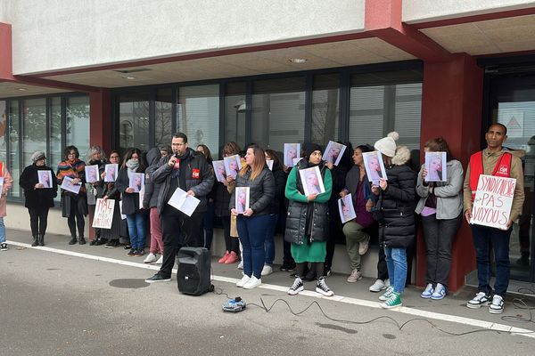 Mobilisation des agents mardi 5 novembre 2024 devant la Maison de la Petite Enfnce à Longwy. Ils réclament, avec la famille de Mélissa Mangel, la reconnaissance de la responsabilité de la collectivité dans le suicide de l'auxiliaire de puériculture.