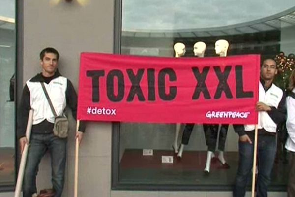 Les militants de Greenpeace ont investi le centre commercial Odysseum, à Montpellier