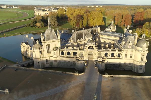 Le château de Chantilly abrite la bibliothèque personnelle du duc d'Aumale où sont conservés 20 000 livres, 4 000 dessins et 5 000 estampes.