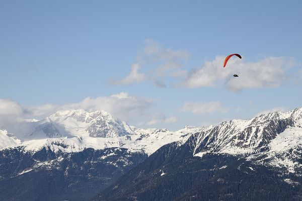 Un parapentiste survolant le secteur des Dolomites, dans les Alpes italiennes. (Illustration)