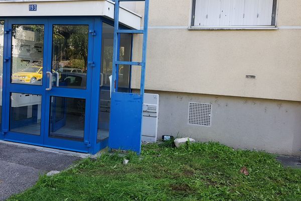 Un homme de 31 ans a été retrouvé mort dans la rue ce samedi dans le quartier populaire du Biollay à Chambéry en Savoie.