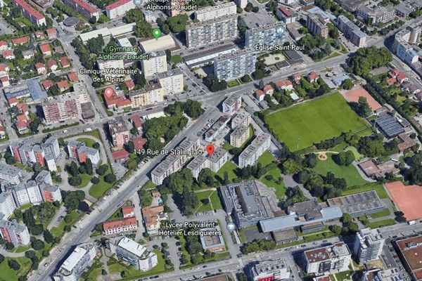 Le corps a été retrouvé dans un appartement situé au 149 rue de Stalingrad à Grenoble.