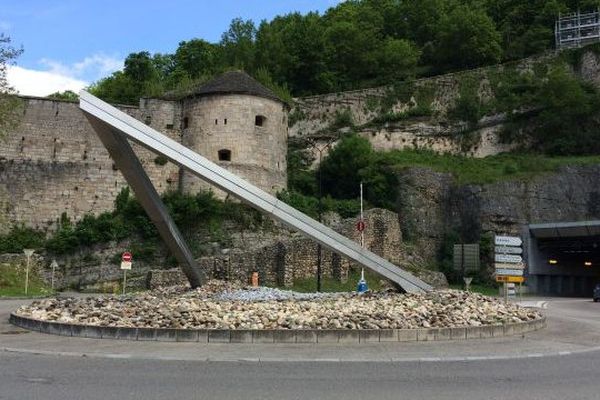 Une partie de la sculpture de François Morellet réalisée des deux côtés du tunnel sous la Citadelle  