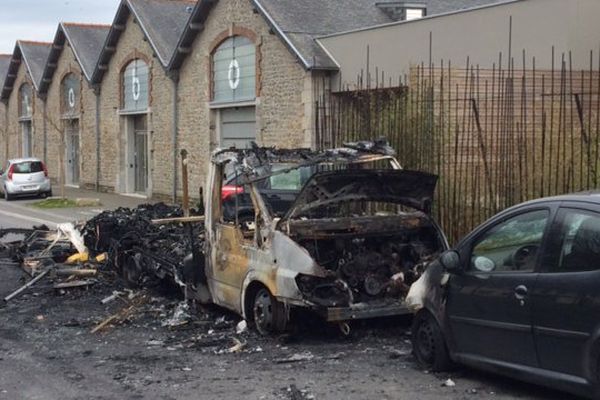 Une camionnette fait partie des véhicules incendiés