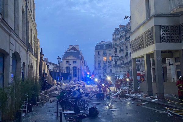 Rue Saint-Jacques, un immeuble effondré suite à une explosion de gaz.