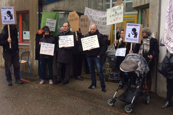 Une vingtaine de parents était présente ce matin devant l'école maternelle des Chaprais