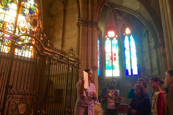 Avant de se mettre à créer leur propre vitrail, les enfants visitent la Cathédrale de Nevers pour s'inspirer et comprendre les techniques