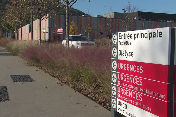 À l'hôpital de Voiron (Isère), il manque la moitié des internes, selon le syndicat FO.