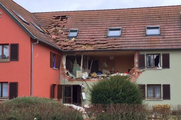 Une partie de la façade du lotissement s'est effondrée en raison de l'explosion