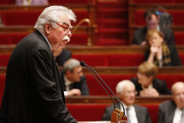 Le député communiste du Puy-de-Dôme André Chassaigne devant l'Assemblée nationale, le 19 novembre 2015.