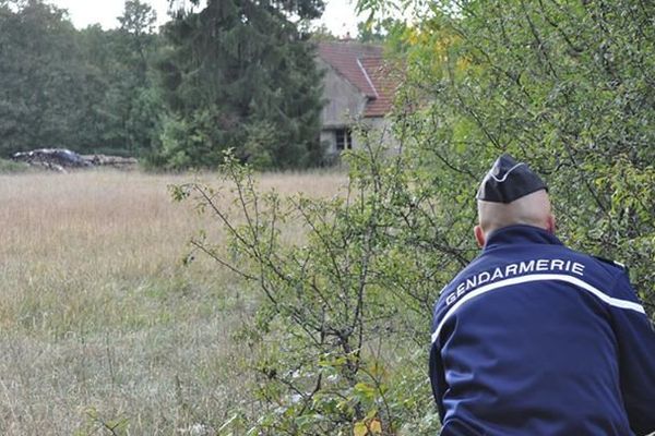 Gendarme surveillant une maison lors d'un exercice