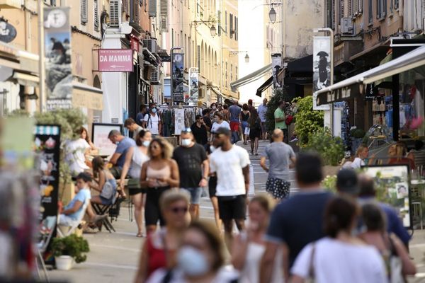 La rue Fesch est une des artères les plus commerçantes d'Ajaccio.