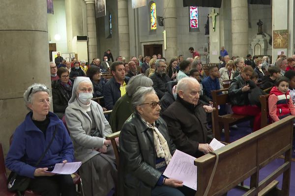 Les fidèles rassemblés lors de la messe à l'église Saint-Pierre d'Arène à Nice.