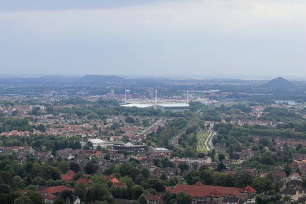 Vue aérienne de Lens depuis le terril de Loos-en-Gohelle (Pas-de-Calais). Au centre, le stade Bollaert-Delelis.