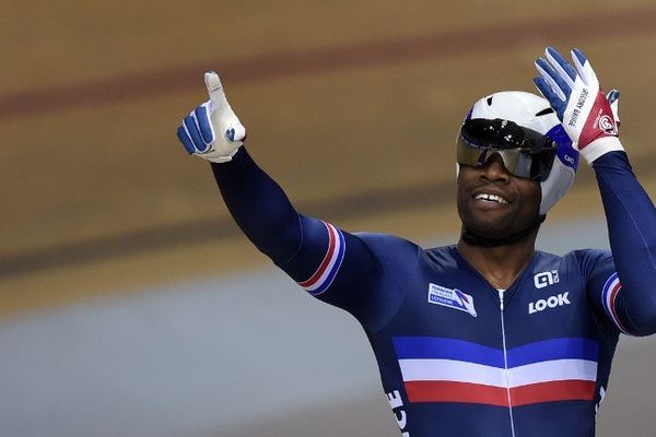 Grégory Baugé célèbre son titre de Champion du monde de la vitesse au vélodrome de Saint-Quentin-en-Yvelines, dimanche 22 février 2015