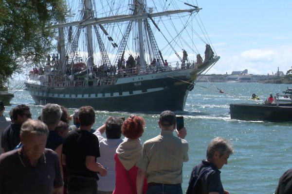 La foule des badauds est au rendez-vous de la parade des voiliers à l'ouverture de la première édition des Fêtes maritimes de La Rochelle, dans le port, mercredi 19 juin 2024.