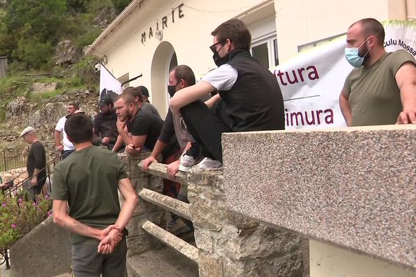 Une trentaine de personne occupe la mairie depuis ce lundi matin.