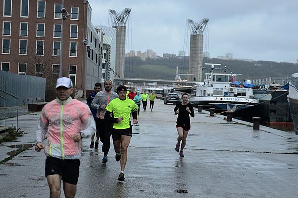 Des participants au parkrun du samedi 30 décembre 2017 sur les quais de Seine à Rouen (Seine). 