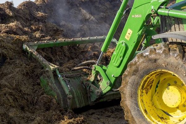 Photo illustration fumier et tracteur