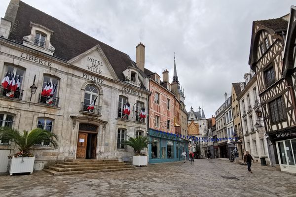 Le centre-ville d'Auxerre, avec le quartier de l'horloge et la mairie.