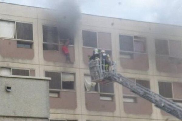 Sur cette photo prise par un étudiant, on voit les pompiers secourir les jeunes gens aux fenêtres