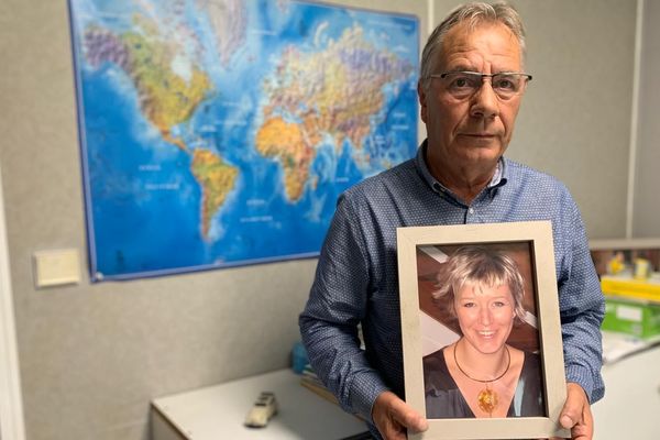 Michel Mommayou avec le portrait de sa fille Virginie