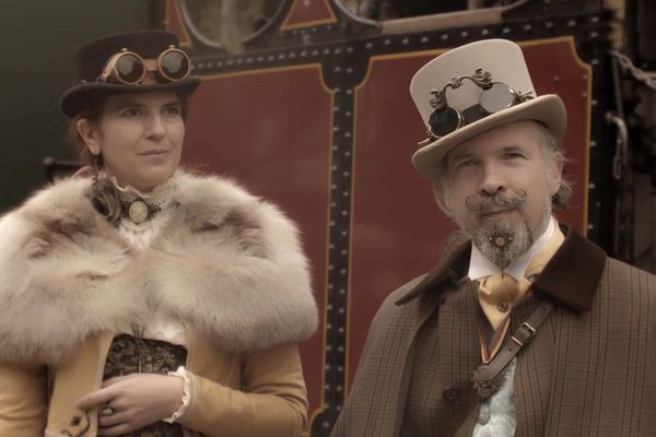 Dans l'art du déguisement, le courant Steampunk s’inspire de la société industrielle du XIXe siècle en associant l’anachronisme mécanique et post-moderne au style vestimentaire victorien.