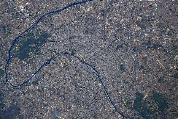 La capitale française vue depuis la Station spatiale internationale. @Capture d'écran Twitter Thomas Pesquet / @Thom_astro