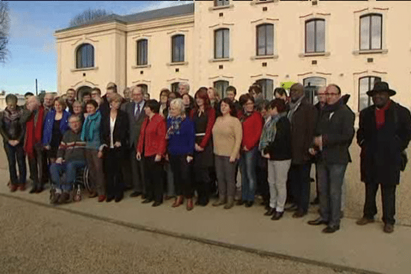 Philippe Duron au milieu de ses colistiers ce samedi matin devant le Pôle de vie des quartiers de la rive droite à Caen