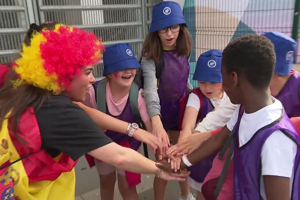 Les enfants des centres aérés de Villeneuve d'Ascq, supporters d'un jour de l'Espagne.