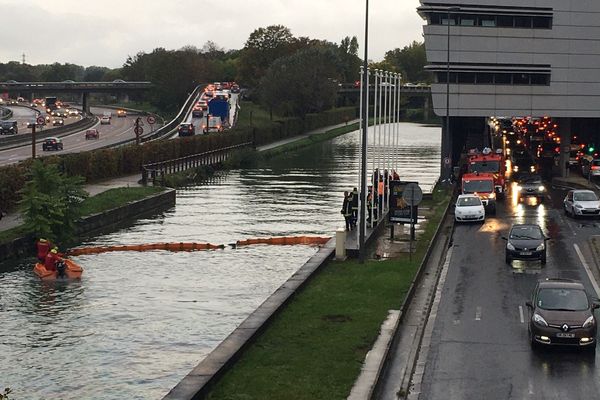 Les pompiers ont mis en place un barrage dans le canal pour contenir la pollution. 