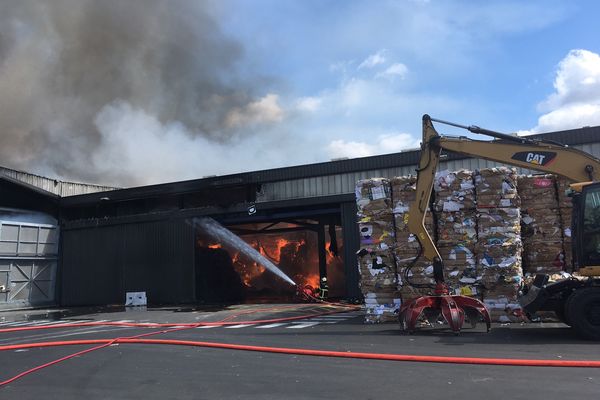 Un incendie a ravagé les 2500 m2 de stockage de l'entreprise Echalier à Clermont-Ferrand