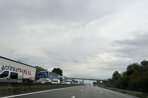 Un gros bouchon s'est créé tôt le 2 septembre à cause d'une collision entre un poids-lourd et une voiture.