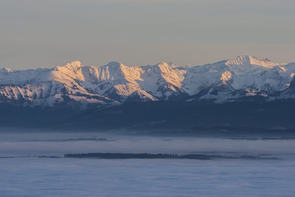 L'avion de tourisme s'est écrasé sur les hauteurs du lac du Neuchâtel, en Suisse.