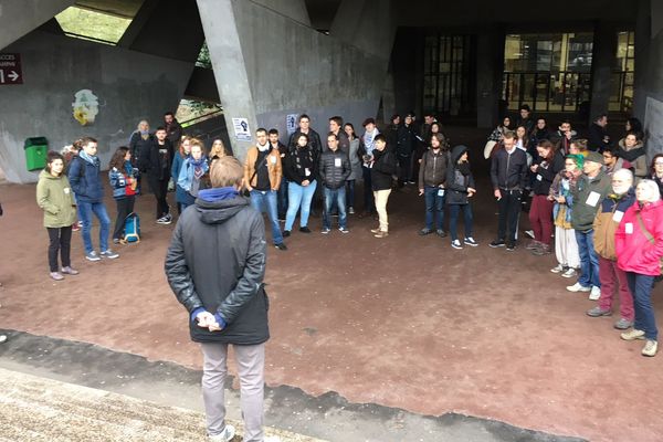 Une cinquantaine de personnes s'est rassemblée, lundi 26 mars à Clermont-Ferrand, pour dénoncer les violences faites aux étudiants mobilisés contre la loi ORE. 