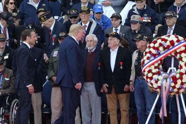 Le vétéran américain Harold Terens (en chemise blanche et pantalon marron sur laphoto) a été décoré lors des commémorations du 75e anniversaire du D-Day en Normandie.