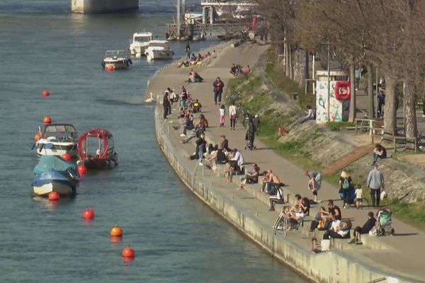 A Bâle, les habitants sont dehors malgré les recommandations du Conseil fédéral.