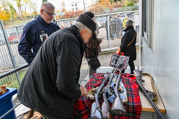 Des milliers de particuliers ont déposé leurs armes "héritées ou trouvées" dans les commissariats et brigades de gendarmerie.