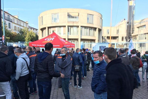 Mercredi 30 septembre, le conseil des prud'hommes de Clermont-Ferrand recevait  en conciliation 97 ex-salariés de Luxfer. 